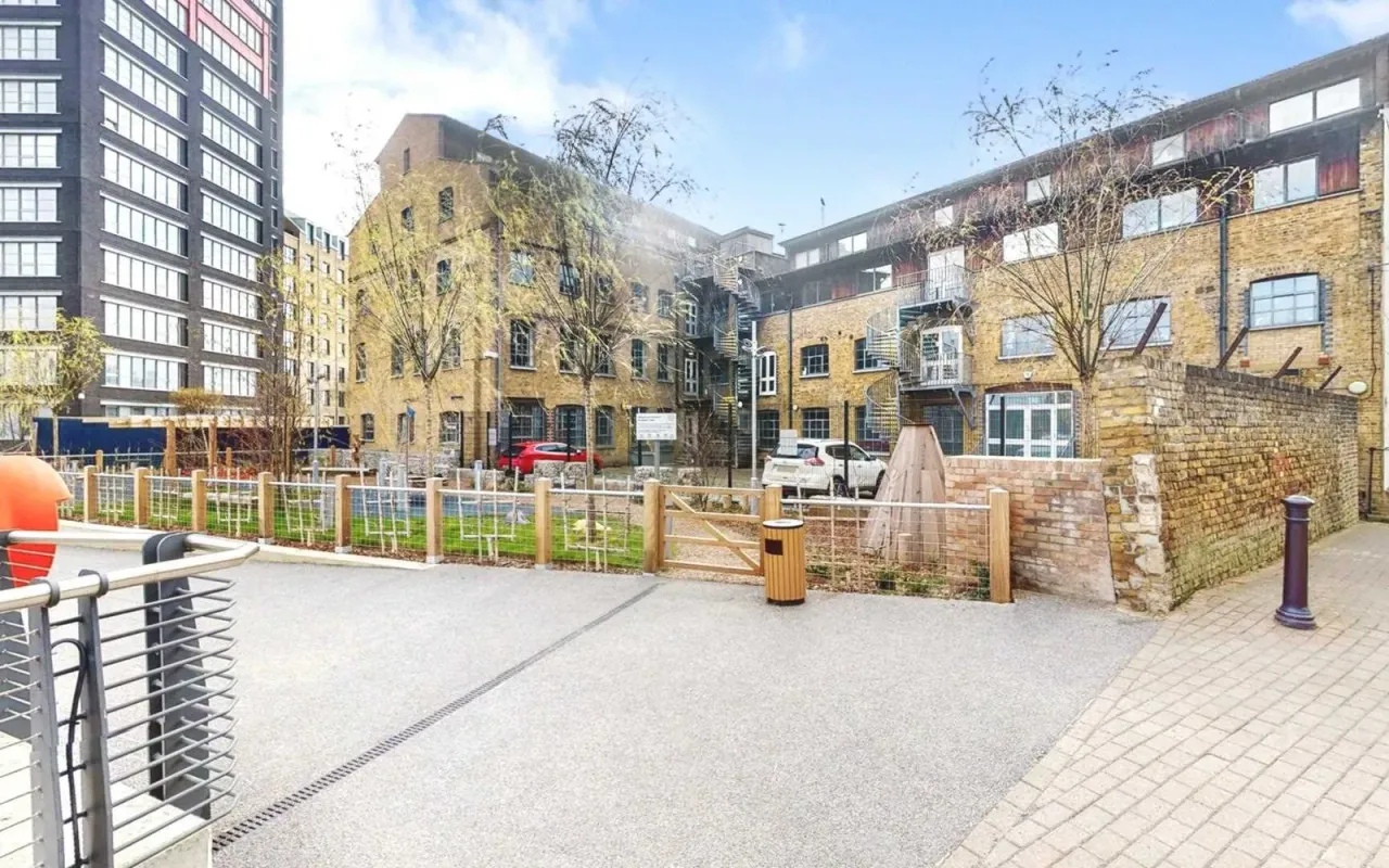 2 bed flat for sale — Orchard Place, London