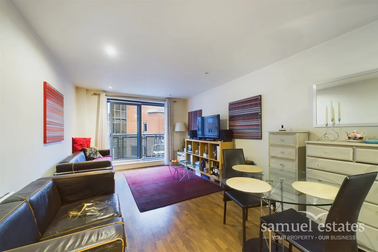 2 bed flat to rent, Chapter Way, London, SW19