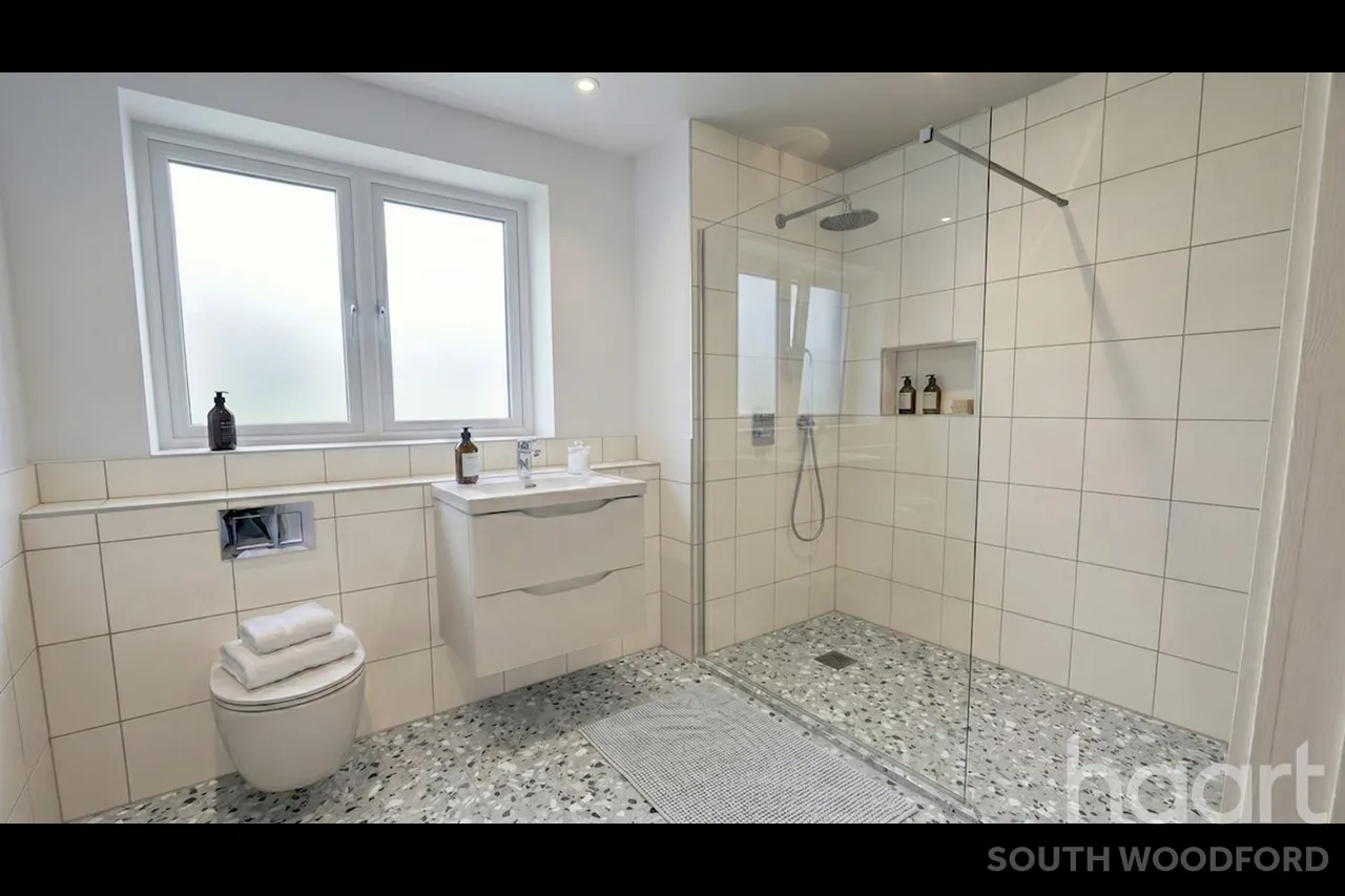 Churchfields, London, E18, photo 5