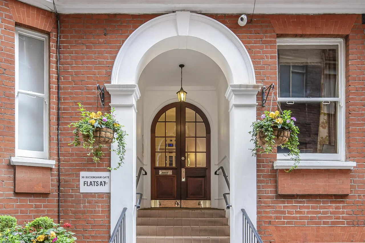 1 bed flat for sale — Buckingham Gate St James, London SW1E 6PB