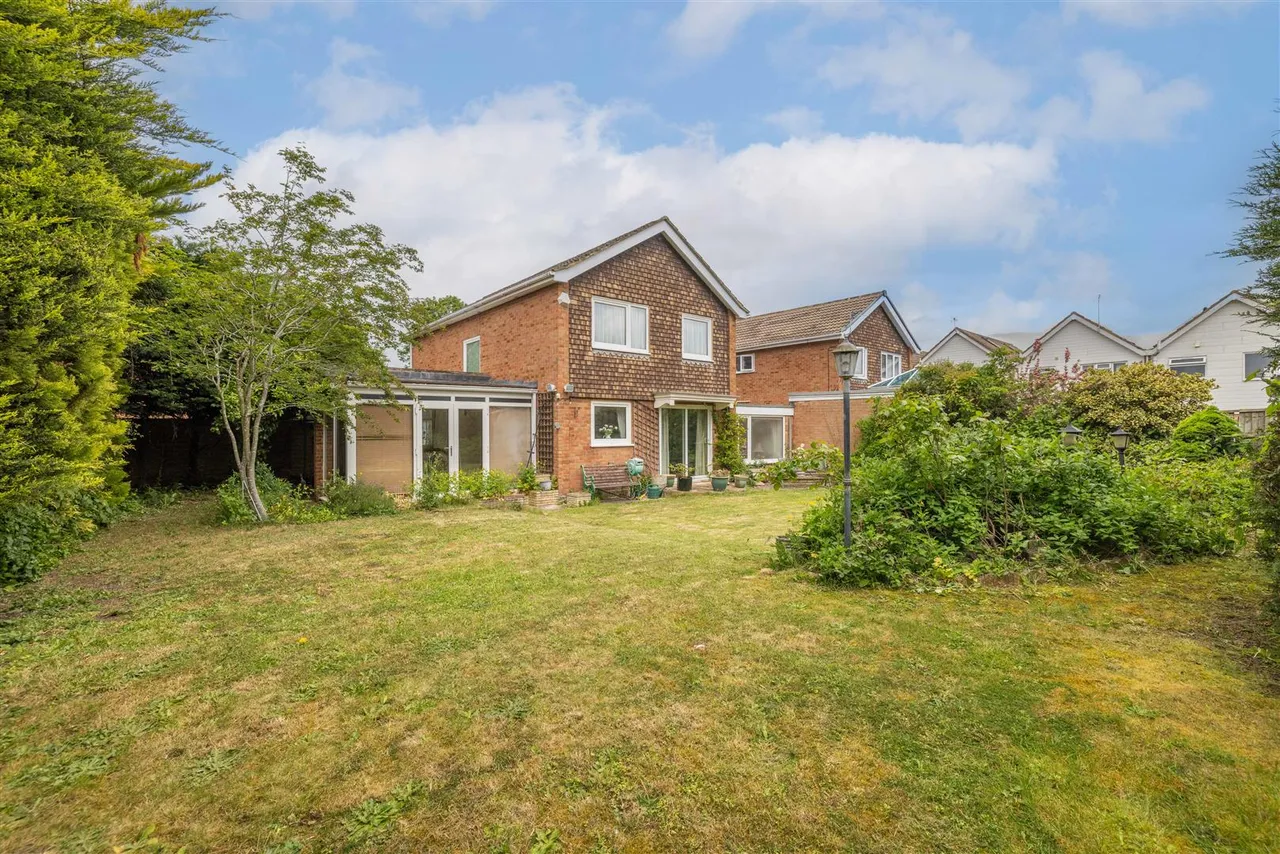 4 bed house for sale — Addington Close, Windsor, SL4 4BP