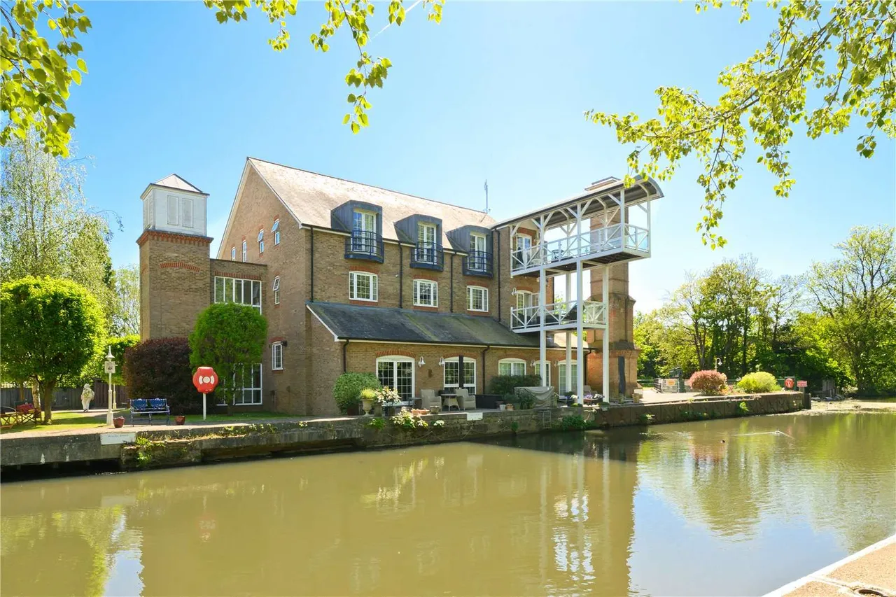2 bed flat for sale — Whittets Ait, Jessamy Road, Weybridge, Surrey, KT13 8LE
