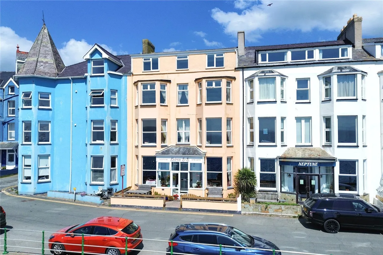 7 bed house for sale, Marine Terrace, Criccieth, LL52