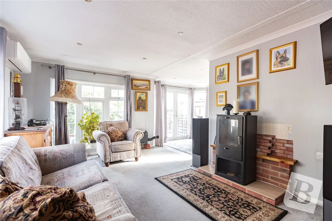 2 bed property for sale, Chestnut Grove, Hayes Country Park, SS11