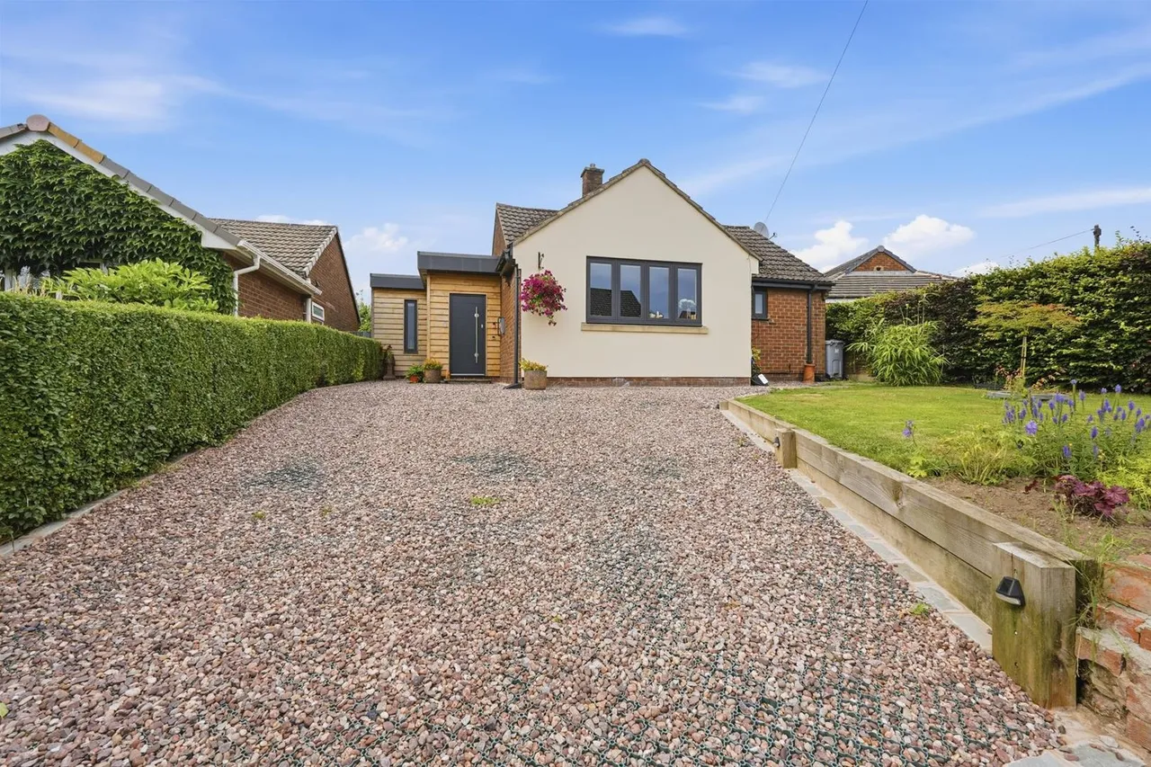 3 bed house for sale — Crossfield Road, Bollington