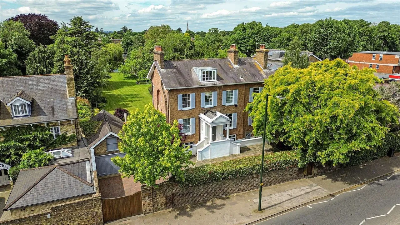 7 bed house to rent — Hampton Court Road, East Molesey, Surrey, KT8 9BP