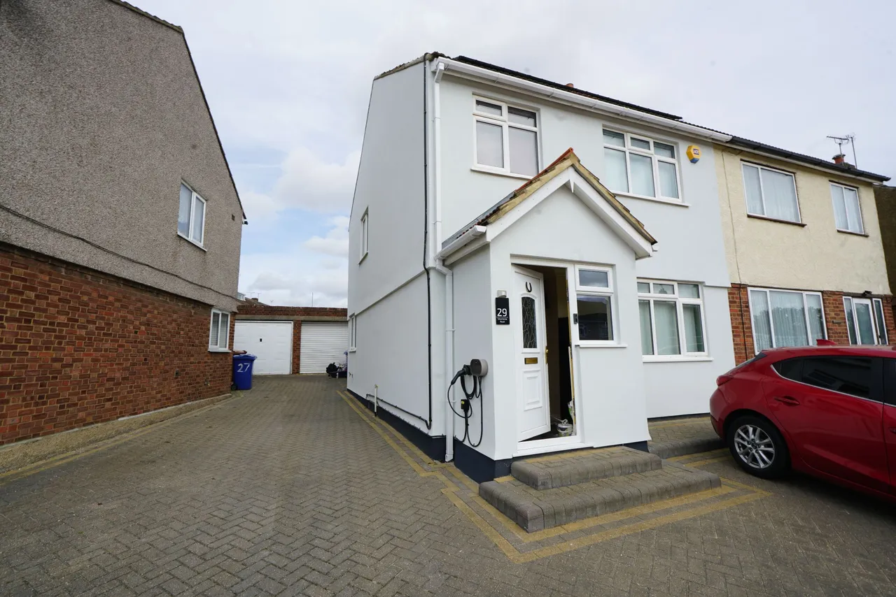 4 bed house to rent — Silverlocke Road, Grays, Essex, RM17 6EU