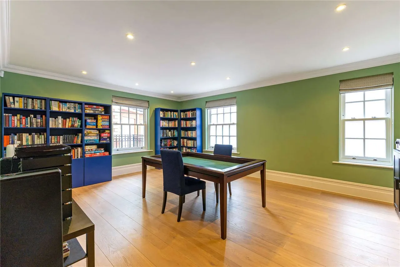 The Holt, Sleepers Hill, SO22, photo 8