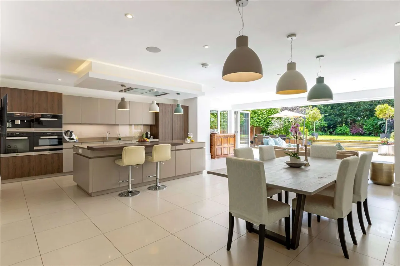 The Holt, Sleepers Hill, SO22, photo 3