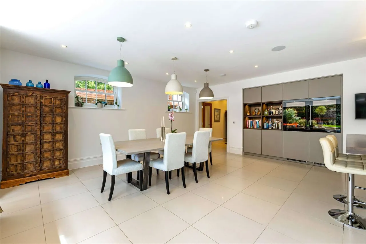 The Holt, Sleepers Hill, SO22, photo 4