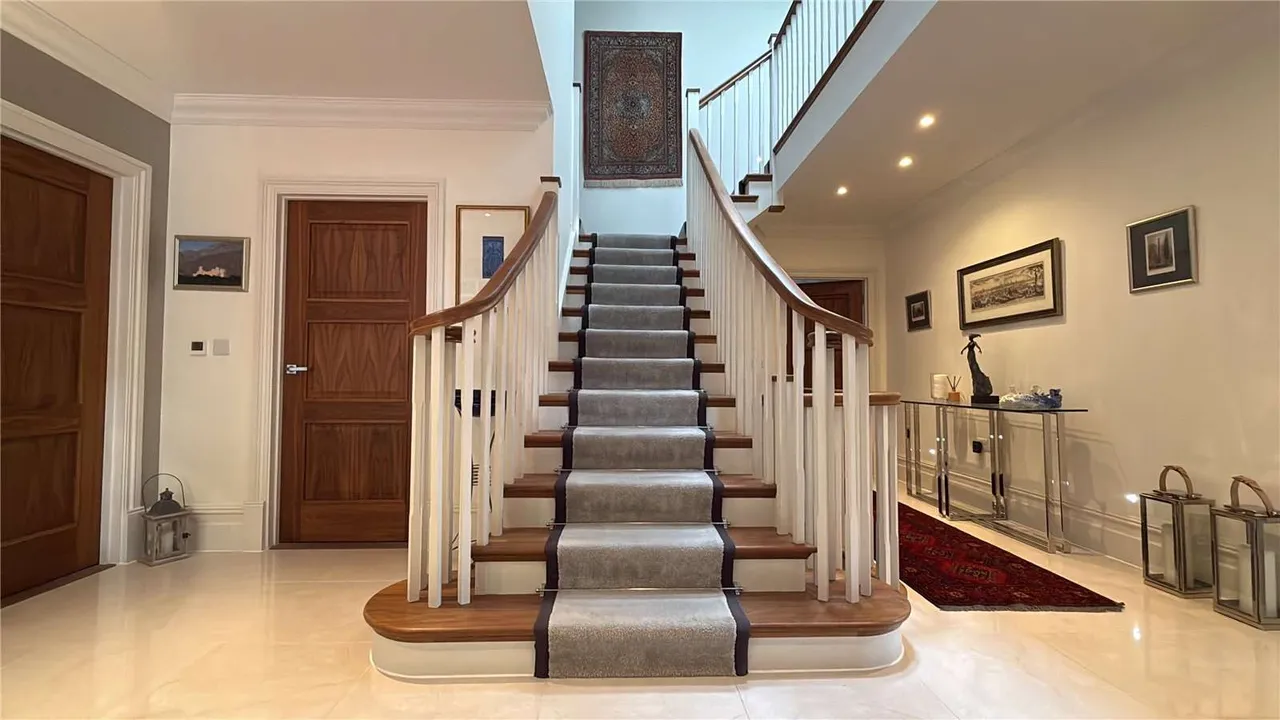 The Holt, Sleepers Hill, SO22, photo 9