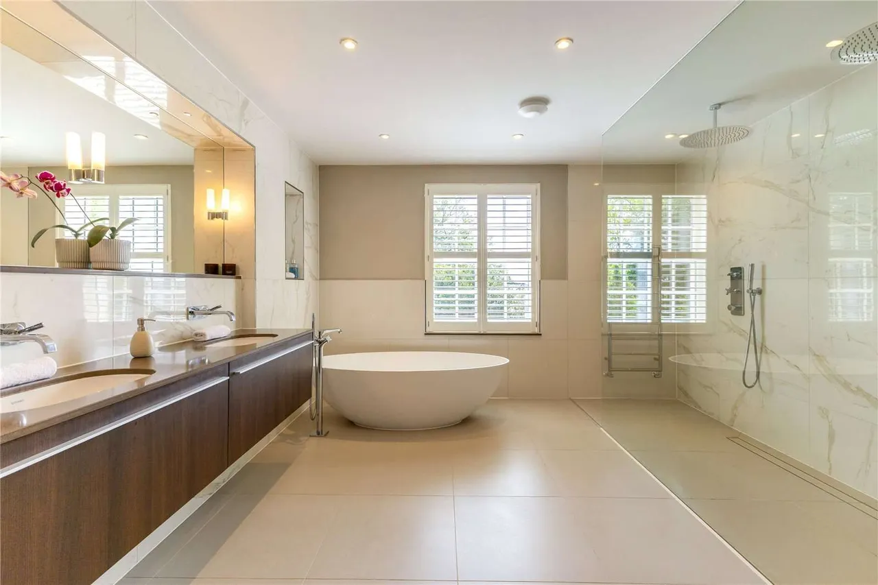 The Holt, Sleepers Hill, SO22, photo 11