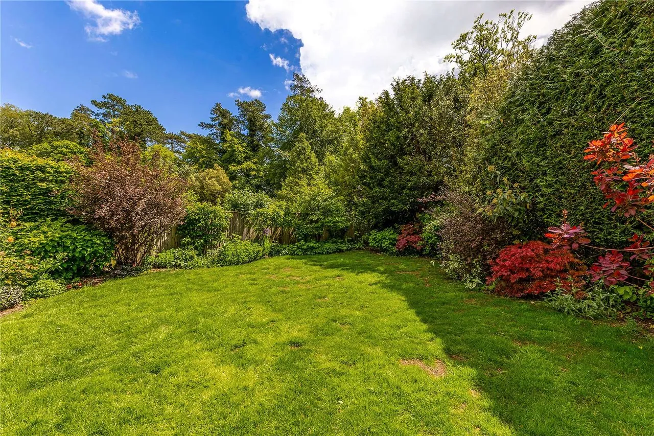 The Holt, Sleepers Hill, SO22, photo 16