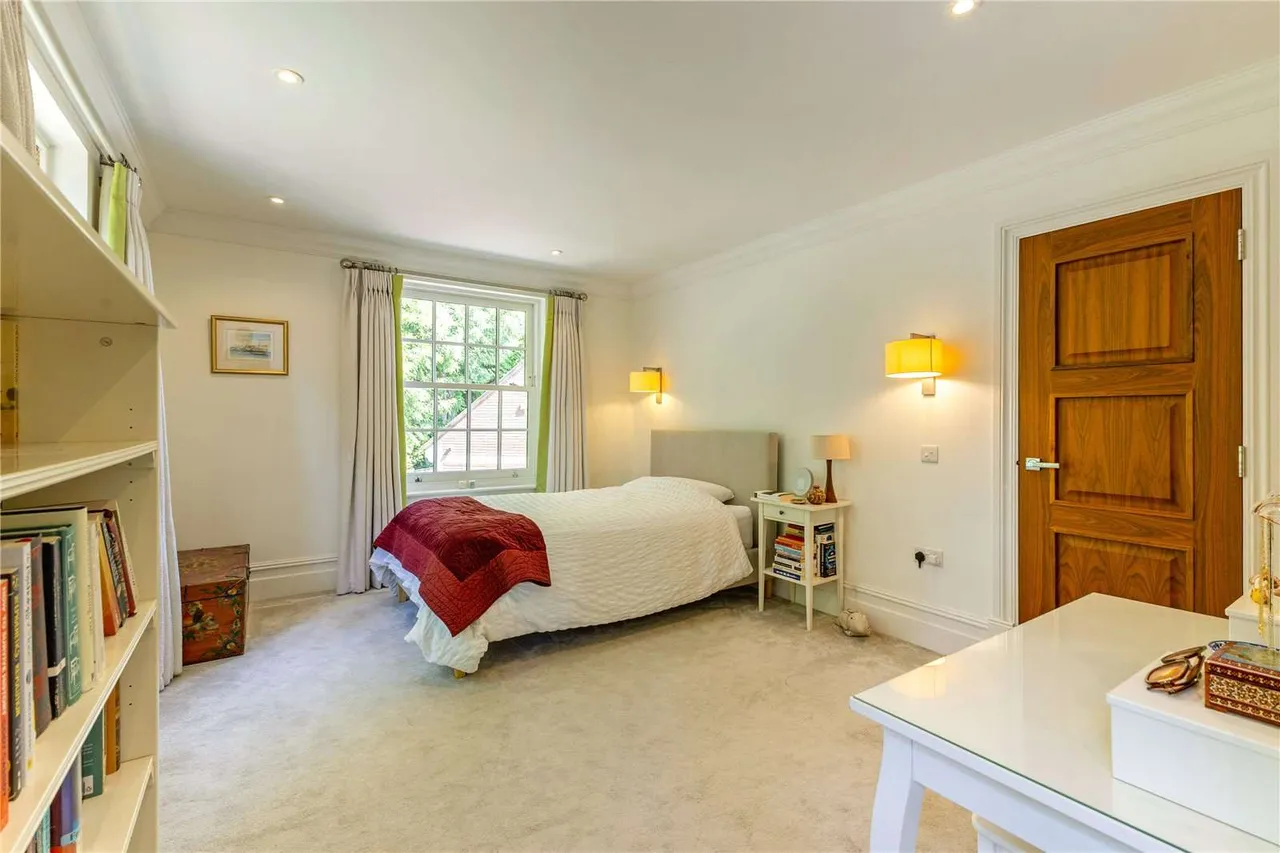 The Holt, Sleepers Hill, SO22, photo 13