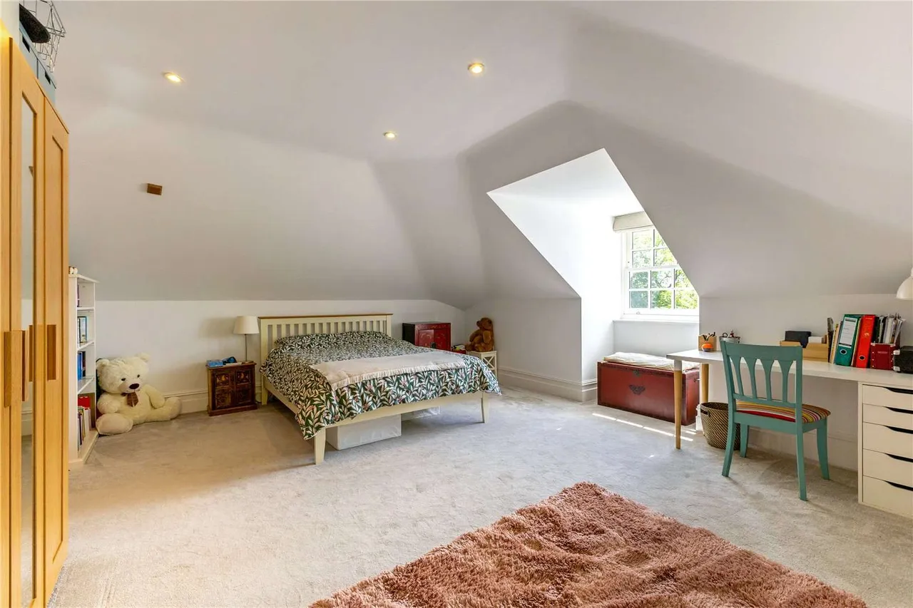 The Holt, Sleepers Hill, SO22, photo 15