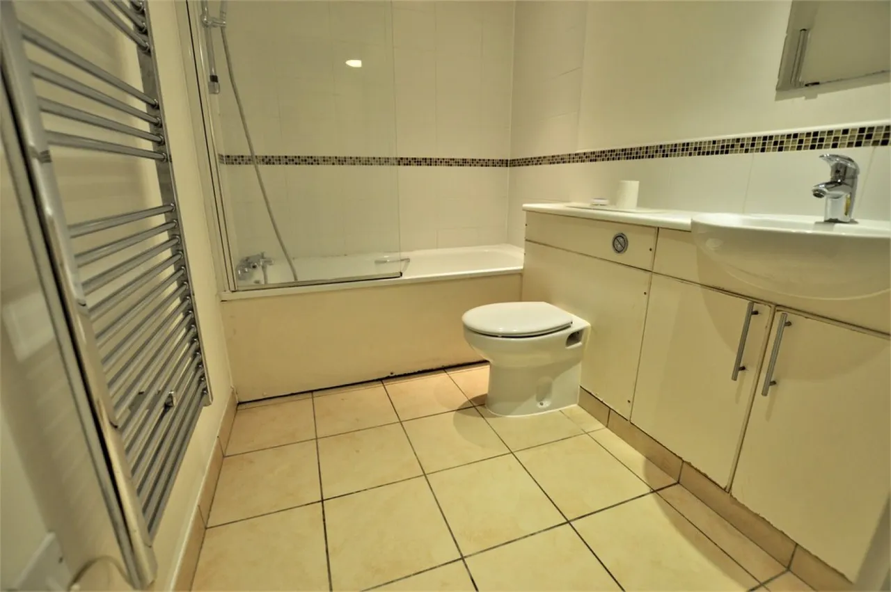 2 bed flat to rent — Mosaic, High Street