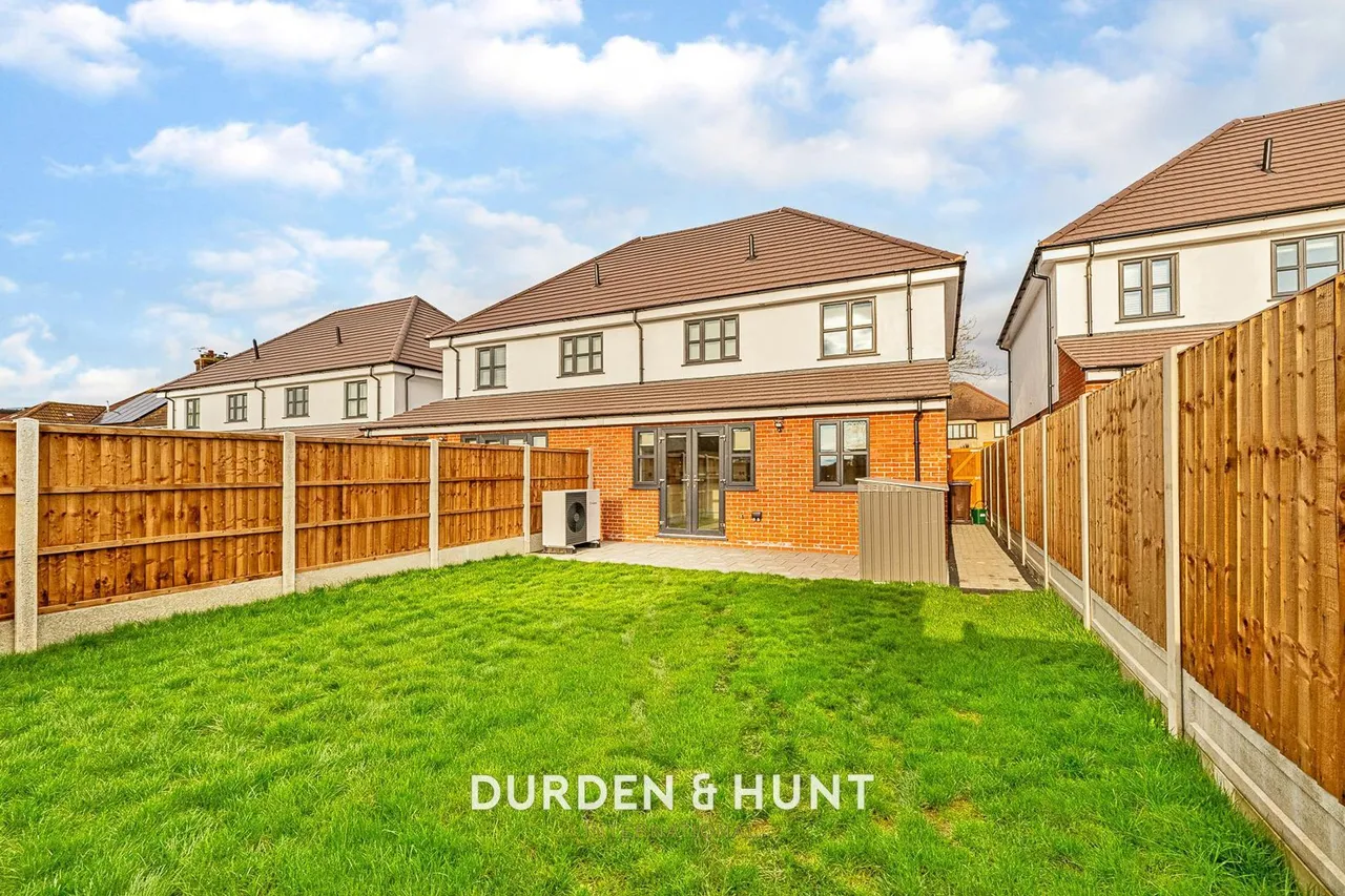 Purfleet Road, South Ockendon, RM15, photo 24