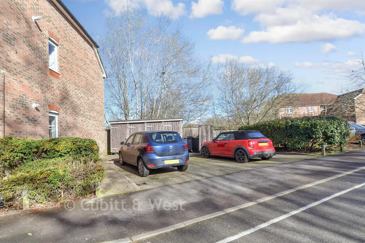 Roberts Way, Cranleigh, GU6, photo 9
