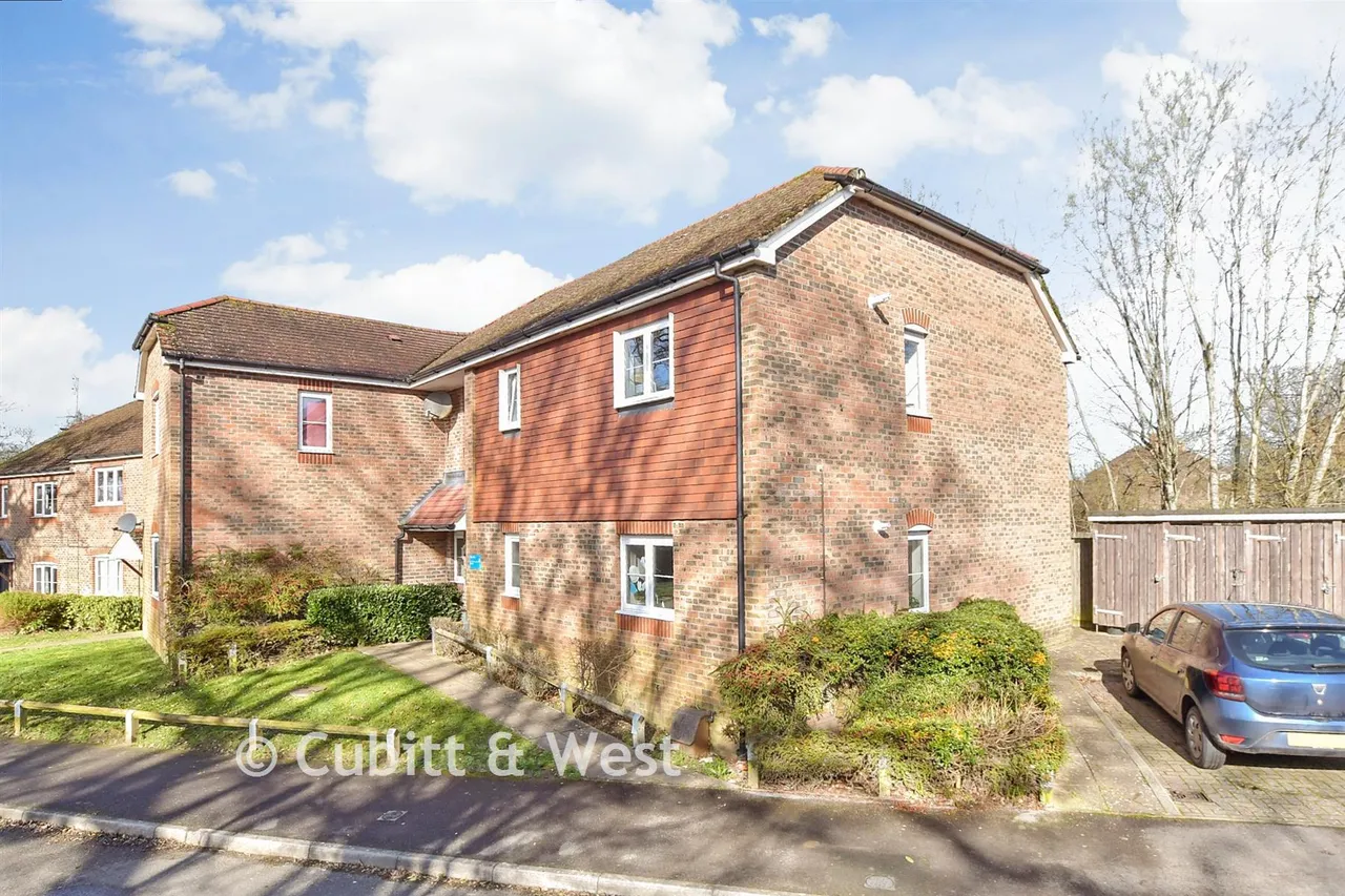 1 bed flat for sale, Roberts Way, Cranleigh, GU6
