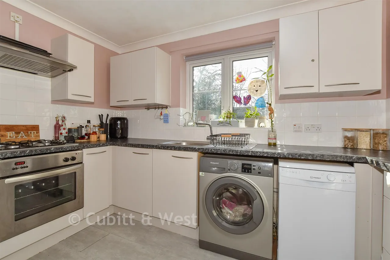 Roberts Way, Cranleigh, GU6, photo 2