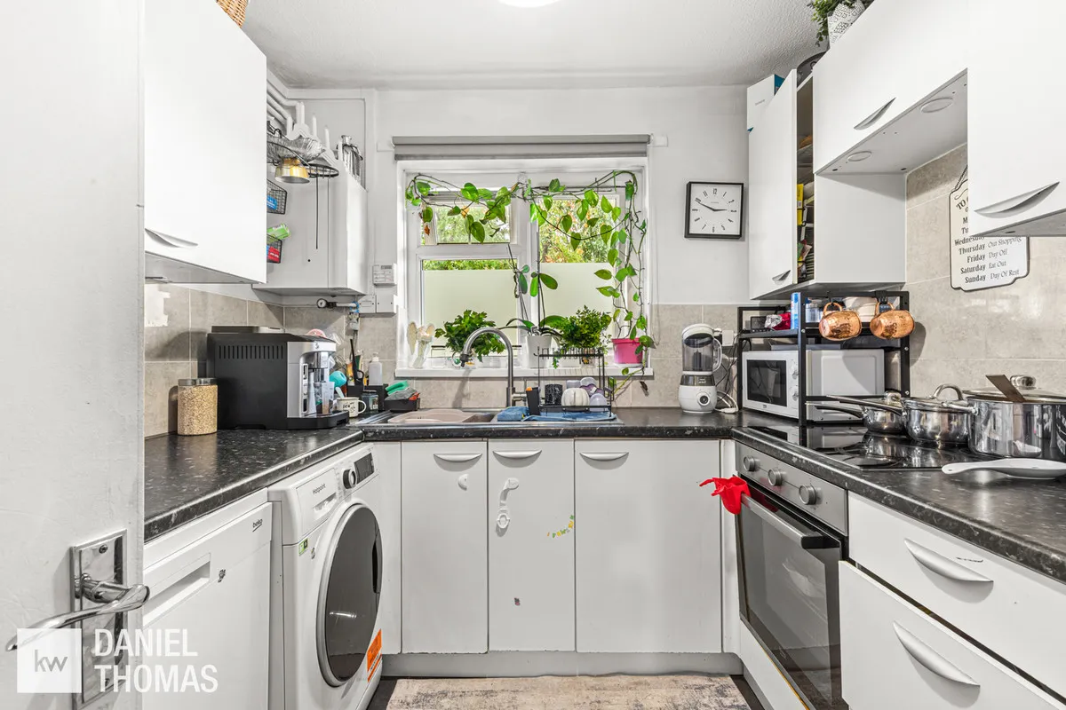 Daniel Thomas, Badburgham Court, EN9, photo 7