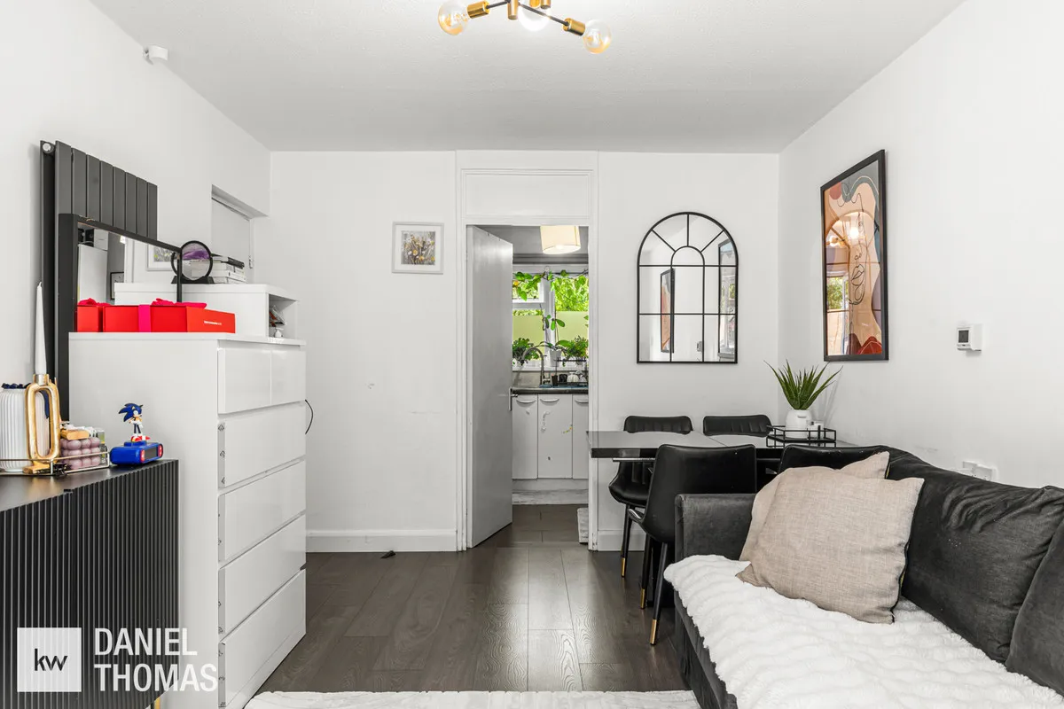 Daniel Thomas, Badburgham Court, EN9, photo 6