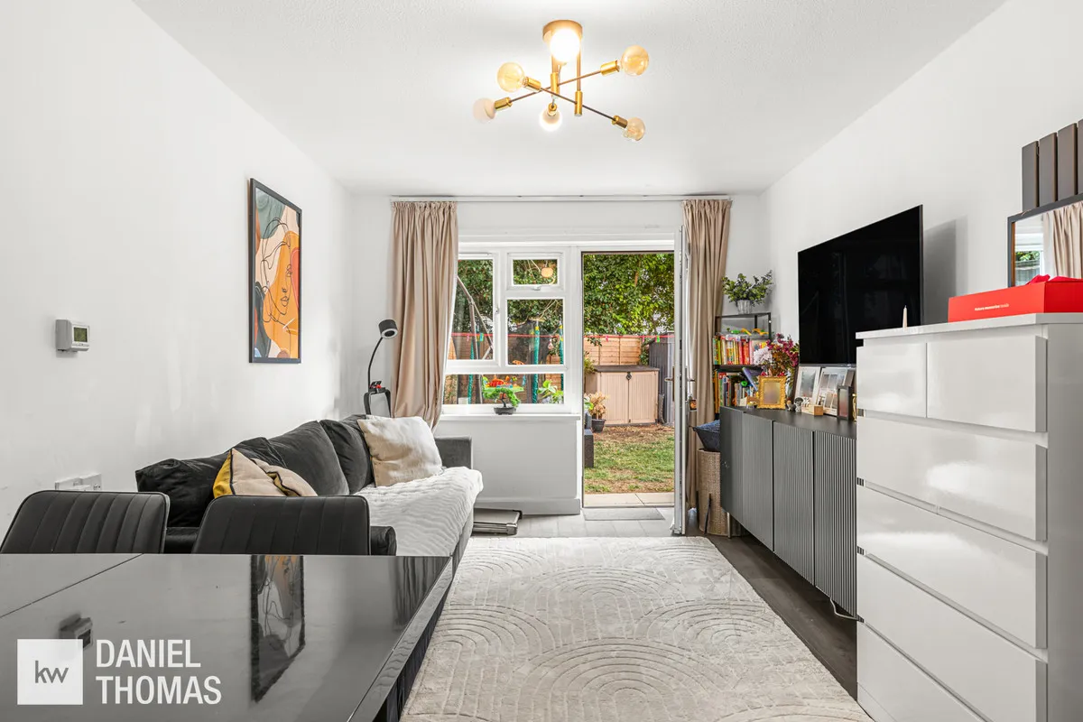 Daniel Thomas, Badburgham Court, EN9, photo 4