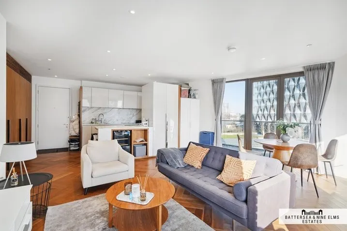 2 bed flat for sale, Embassy Gardens, SW11
