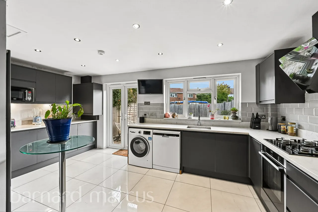 Carlingford Gardens, Mitcham, CR4, photo 2