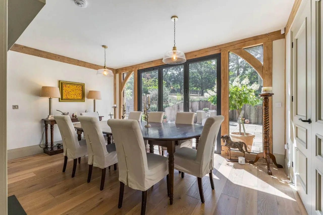 Smugglers Way, The Sands, Farnham, Surrey, GU10 1NB, photo 5