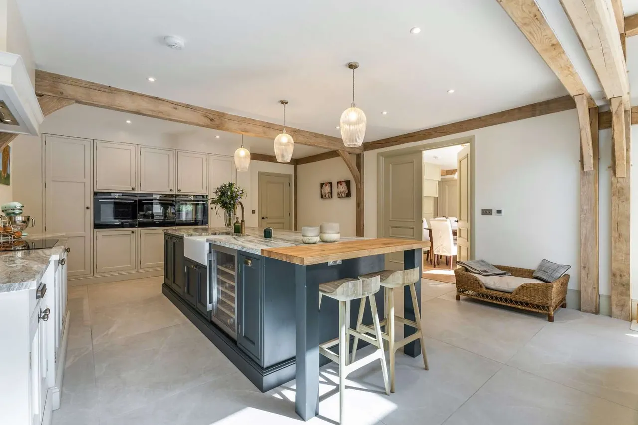 Smugglers Way, The Sands, Farnham, Surrey, GU10 1NB, photo 2