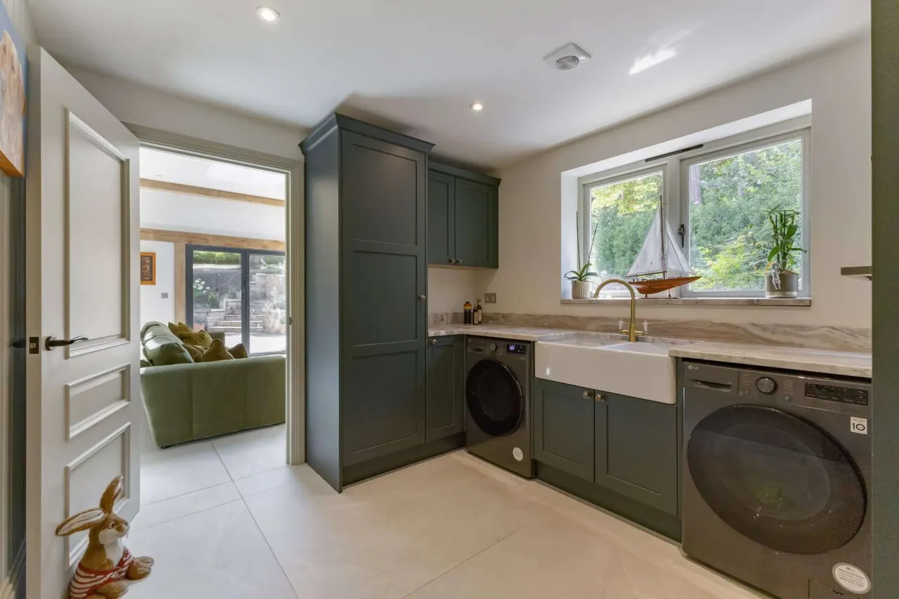 Smugglers Way, The Sands, Farnham, Surrey, GU10 1NB, photo 8