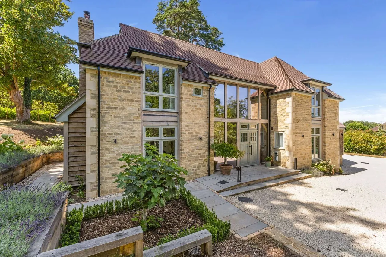 5 bed new development for sale — Smugglers Way, The Sands, Farnham, Surrey, GU10 1NB
