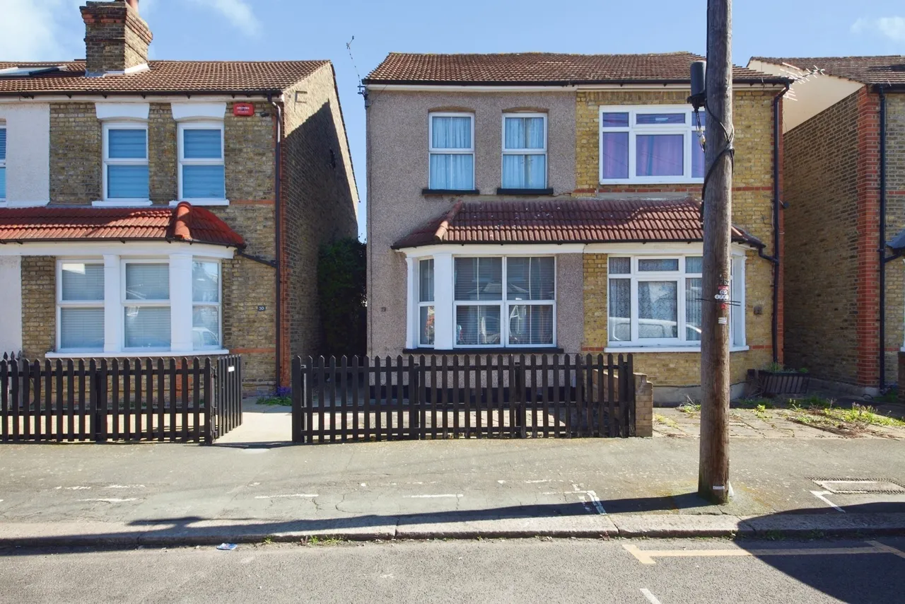 2 bed house for sale — Drummond Road, Romford, RM7