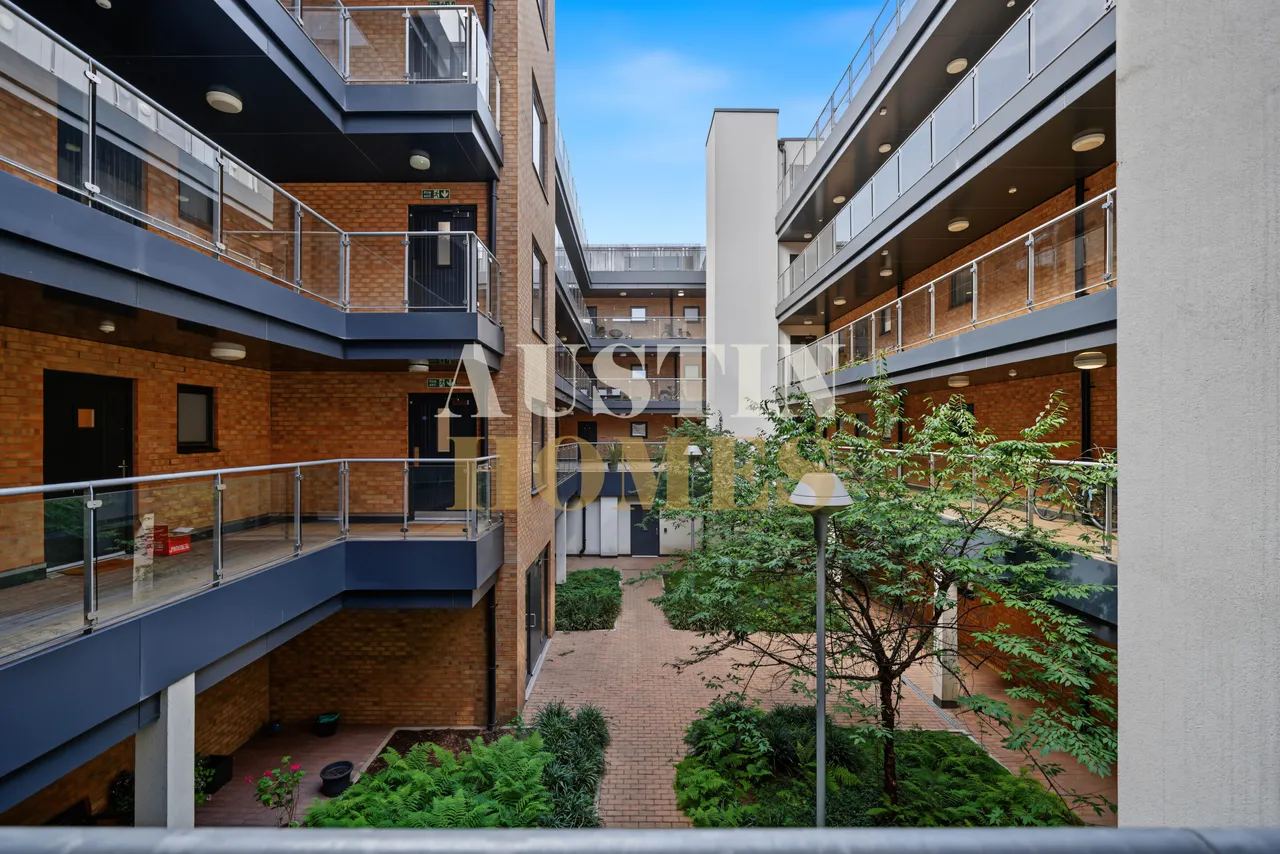 1 bed property for sale — Thornbury Way, London, E17