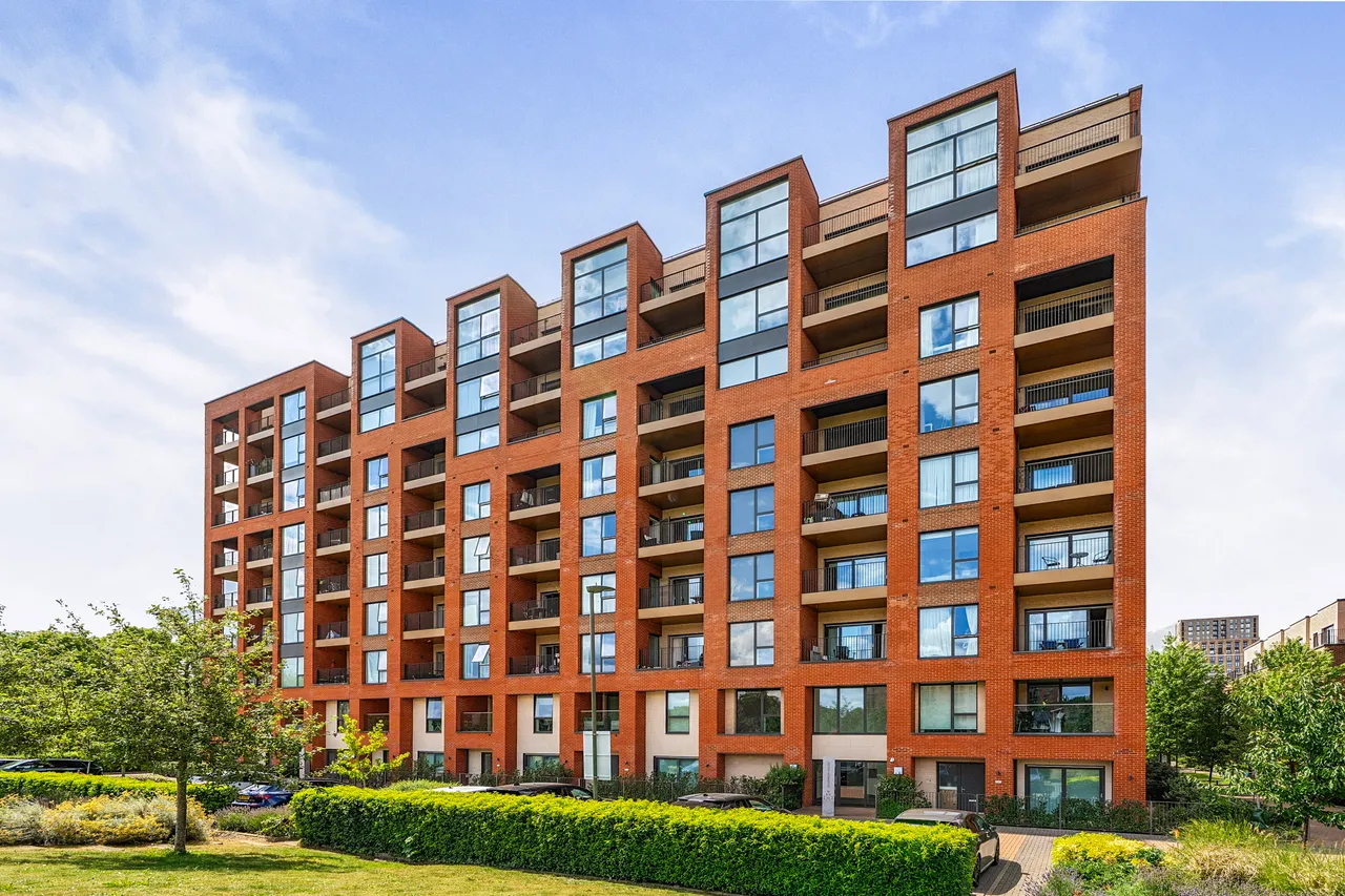3 bed flat for sale — Flat 16, Quarrion House, 14 Thonrey Close, London