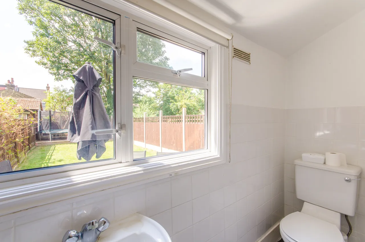 Flat A, 9 Bulwer Road, London, photo 3