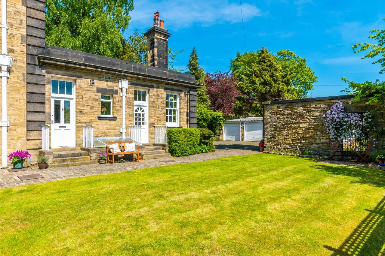 2 bed flat for sale, St. Helens Lane, Leeds, LS16