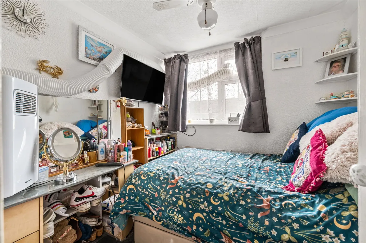 Osborne Close, Hanworth, TW13 6SR, photo 8