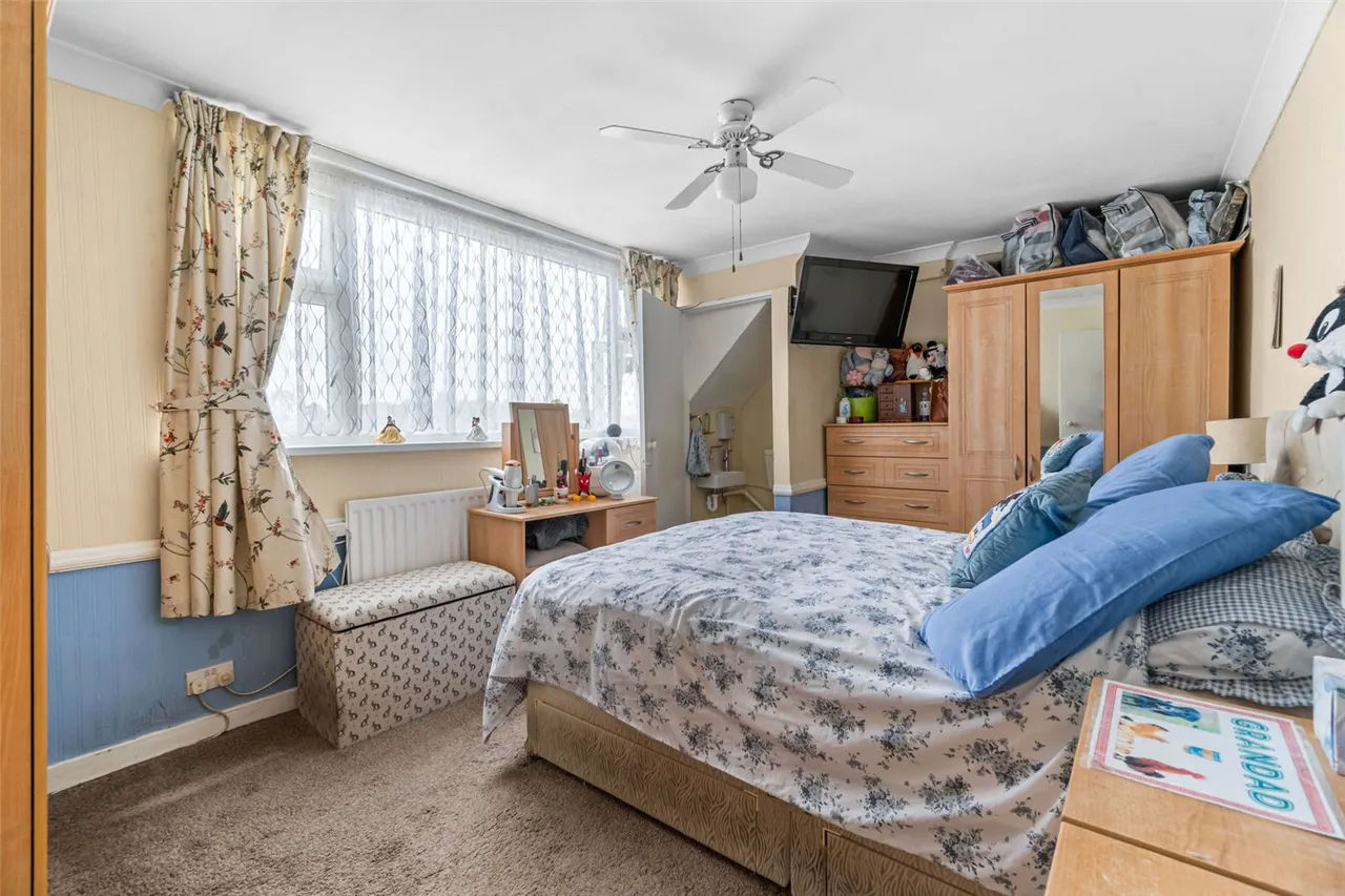 Osborne Close, Hanworth, TW13 6SR, photo 5