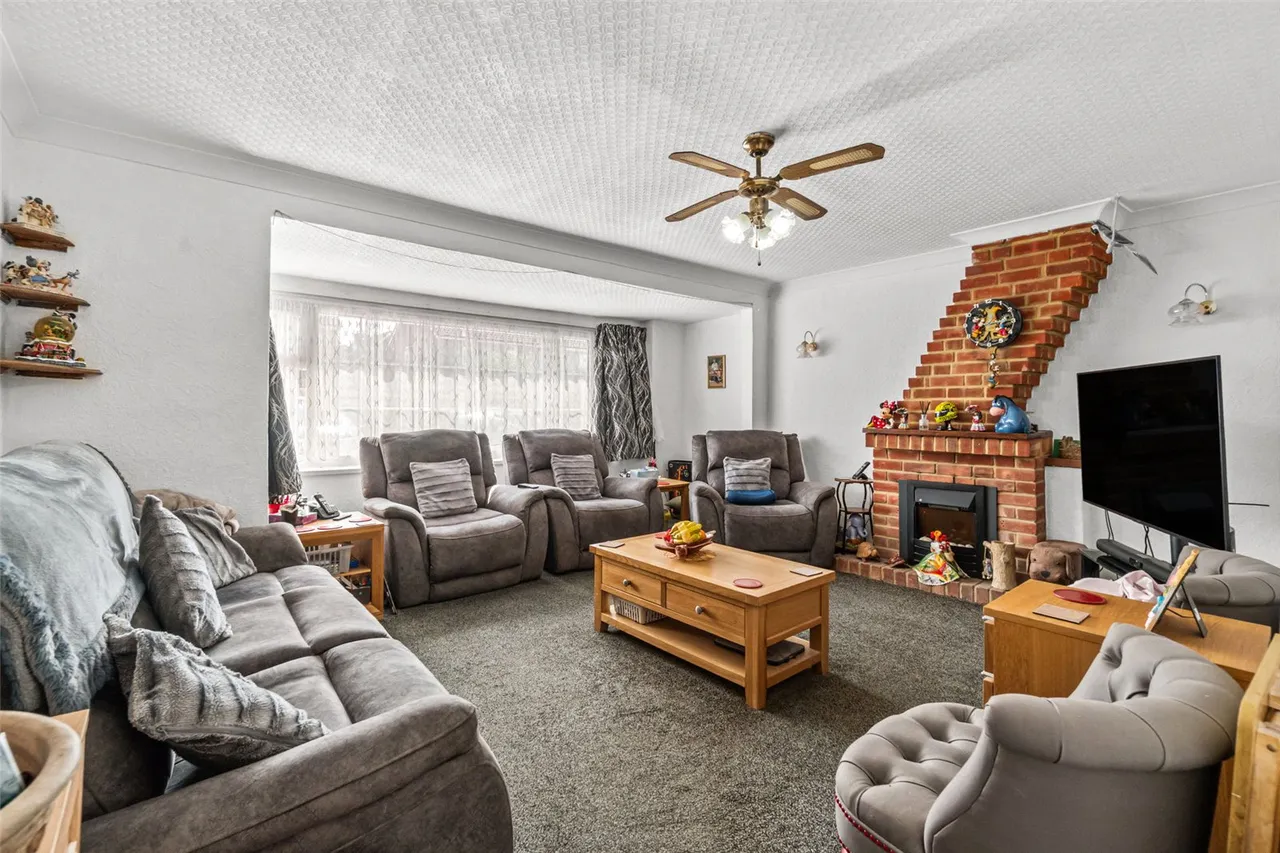 Osborne Close, Hanworth, TW13 6SR, photo 2
