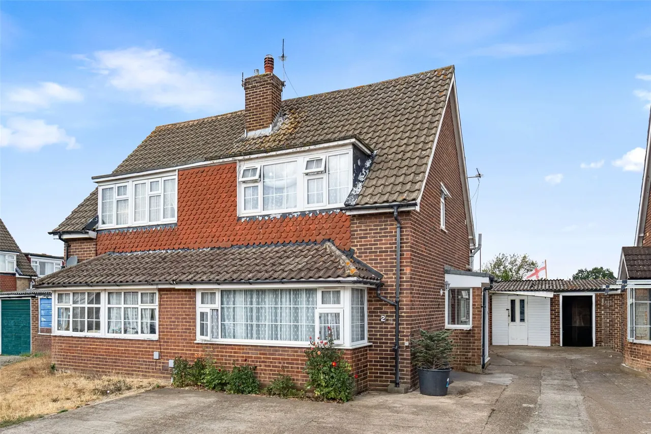 3 bed house for sale — Osborne Close, Hanworth, TW13 6SR