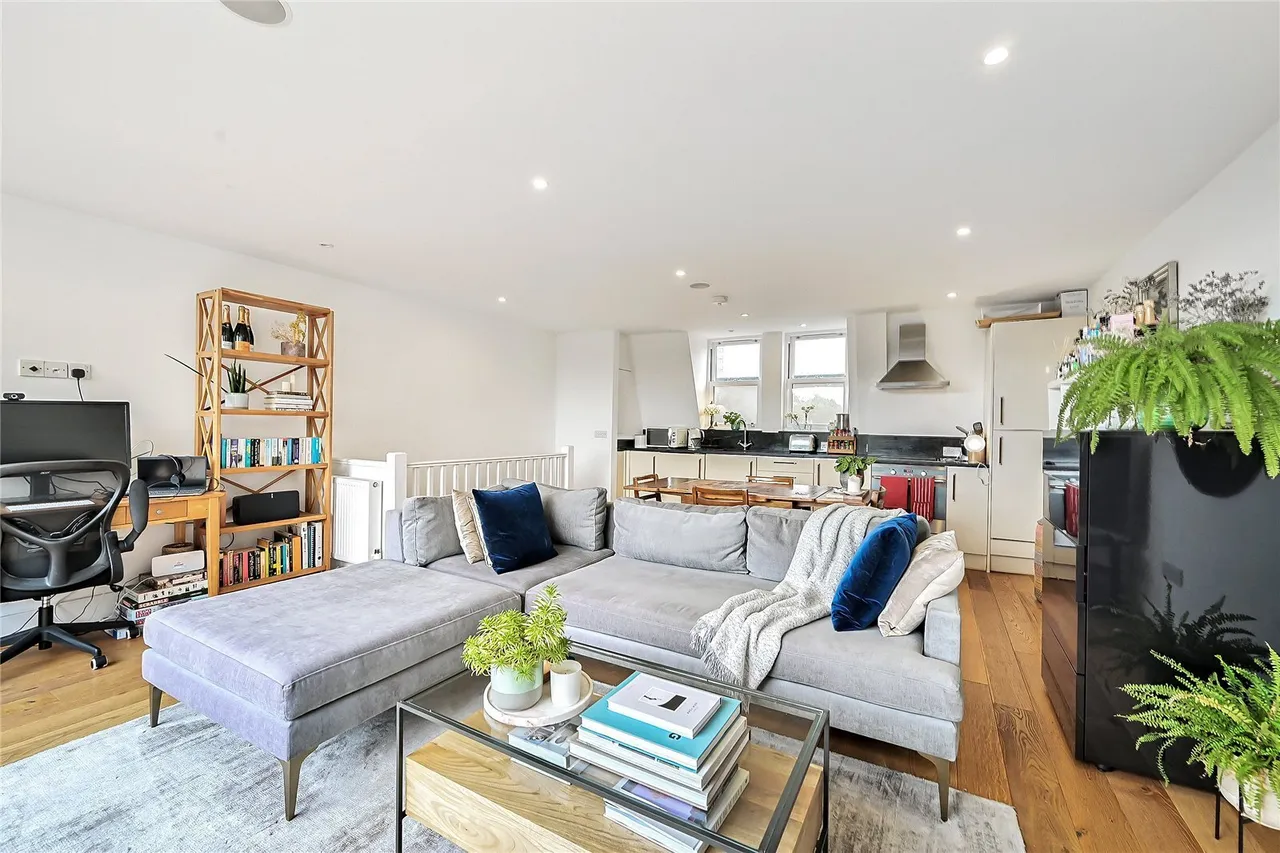 2 bed flat to rent, Culvert Road, London, SW11