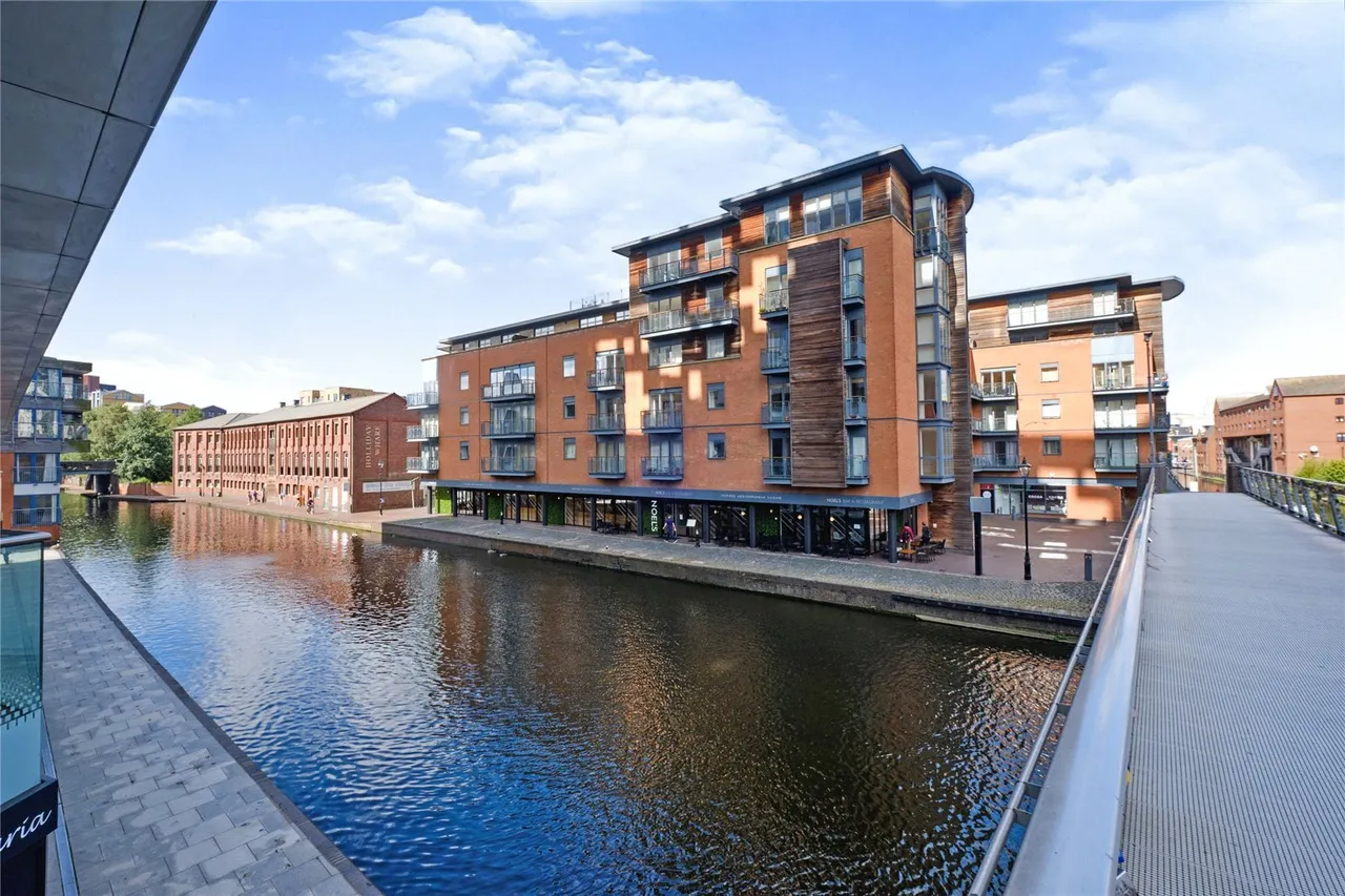 2 bed flat for sale, Waterfront Walk, Birmingham, B1