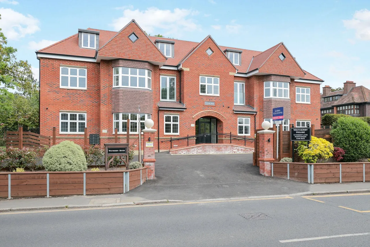 2 bed flat for sale, Green Lane, HA6