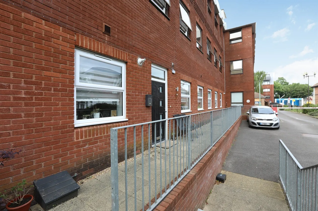 2 bed flat for sale — White Lion Close, East Grinstead