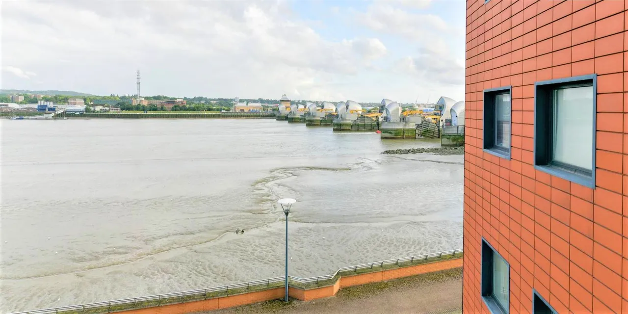 Wards Wharf Approach, London, E16, photo 8