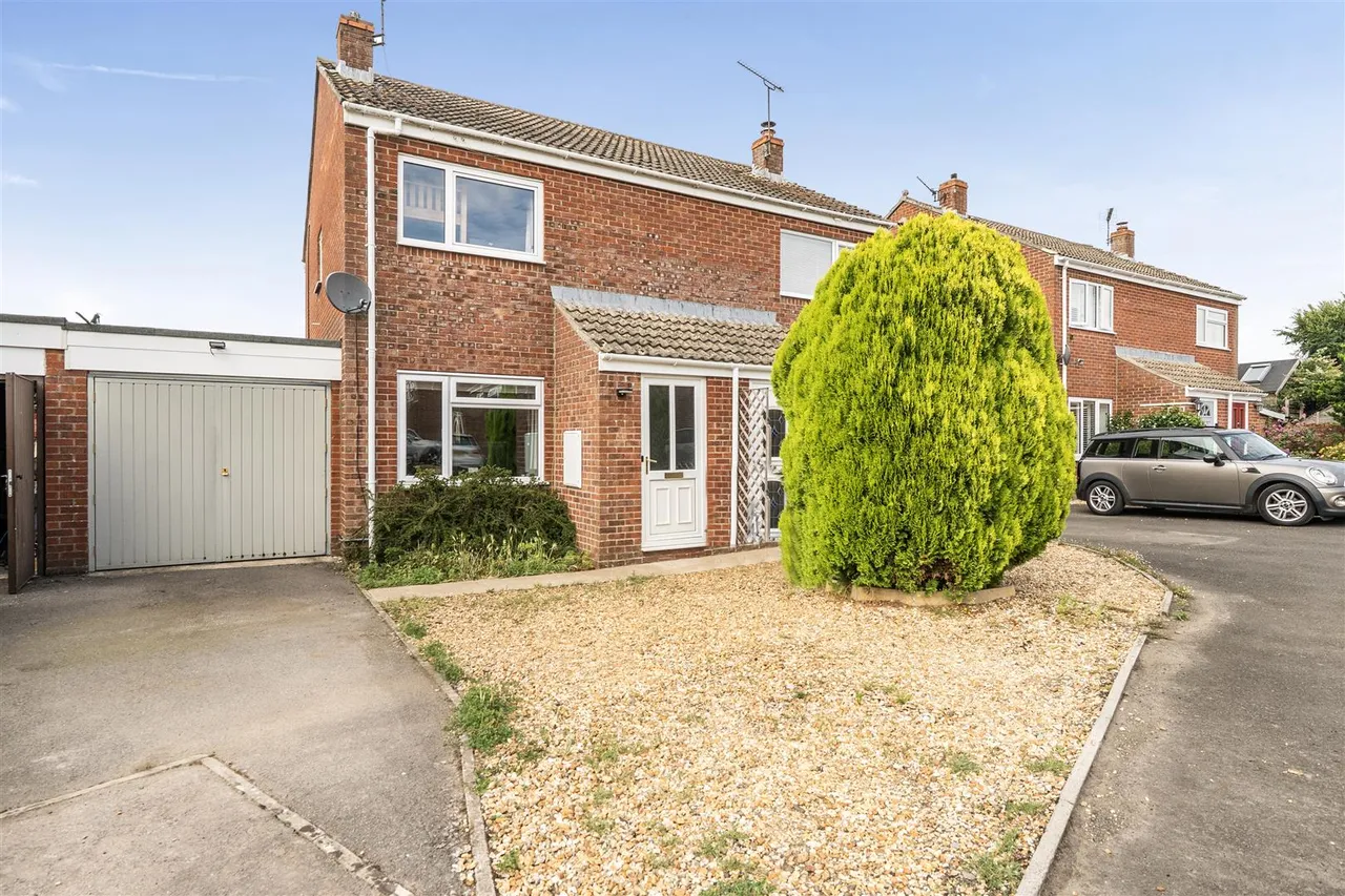 St. Matthews Close, Rowde, SN10, photo 14
