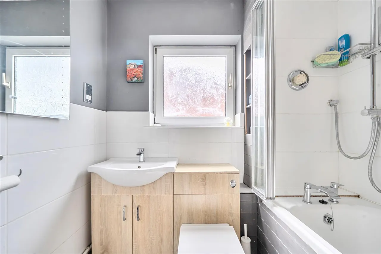 St. Matthews Close, Rowde, SN10, photo 11