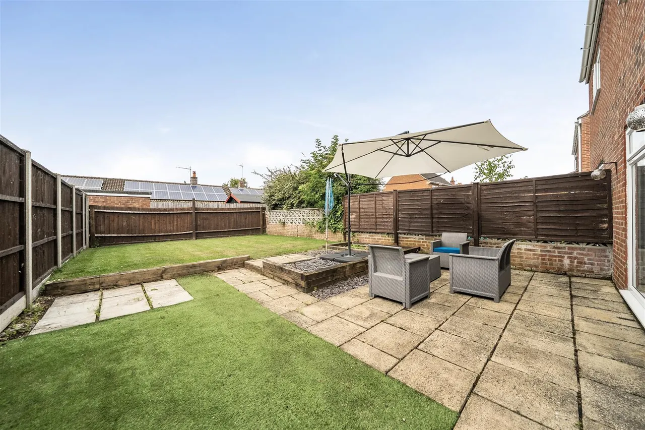 St. Matthews Close, Rowde, SN10, photo 2